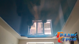 Натяжной потолок в Гостиную цветной глянцевый 18 м²