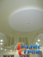 Двухуровневый глянцевый цветной Натяжной потолок в Зале 24 м²
