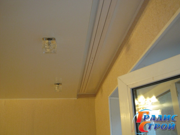 Фото натяжного потолка с Нишей под карниз для штор