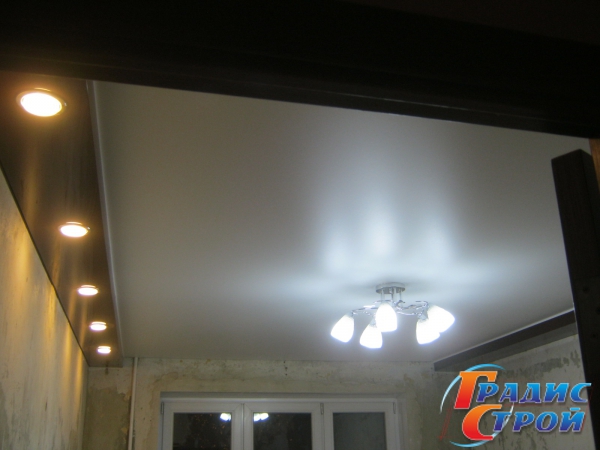 Фото натяжного потолка в Зале