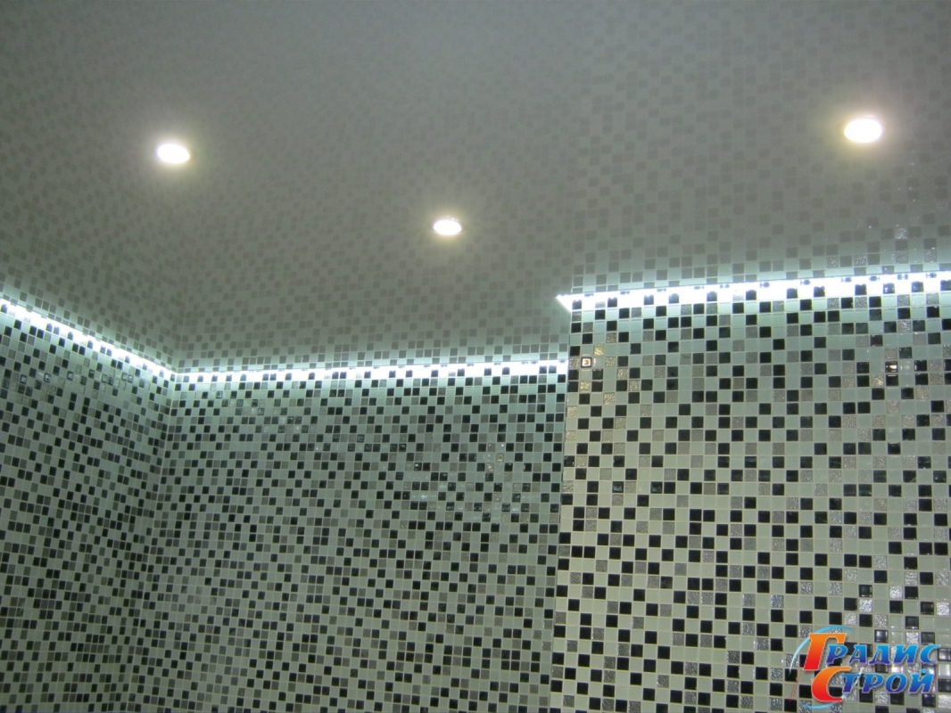Натяжной потолок в Ванную со светильниками 8 м²