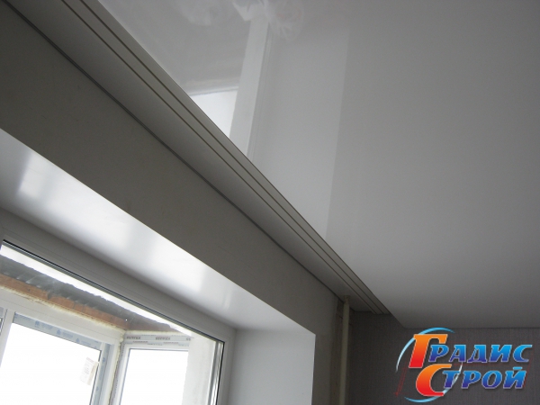 Фото натяжного потолка с Нишей под карниз для штор