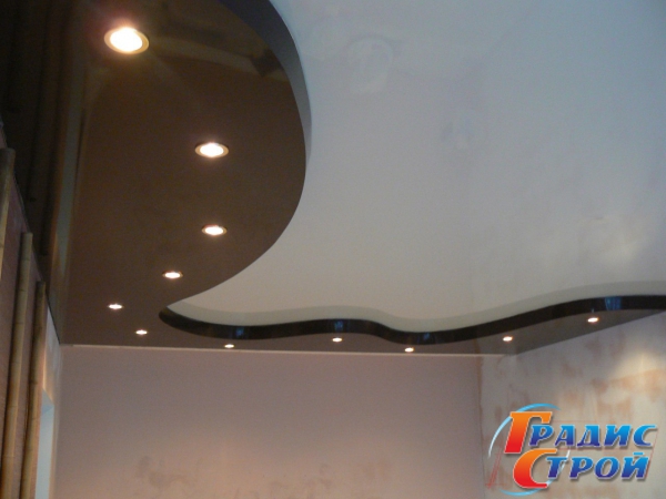 Фото натяжного потолка в Гостиной