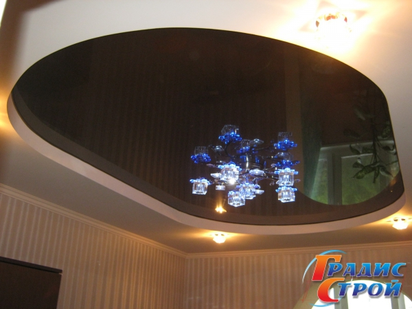 Фото натяжного потолка в Зале