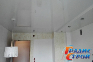 Двухуровневый глянцевый белый натяжной потолок в Зале 16 м²