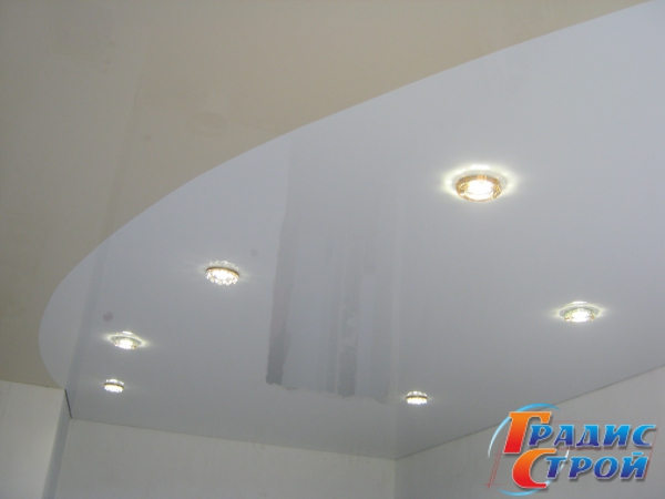 Фото натяжного потолка с Комбинацией потолков разного цвета