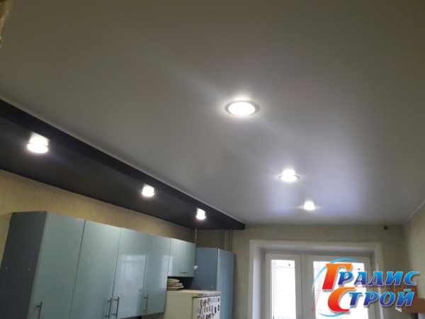 Фото натяжного потолка на Кухне