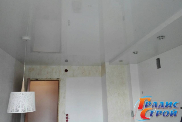 Фото натяжного потолка в Зале