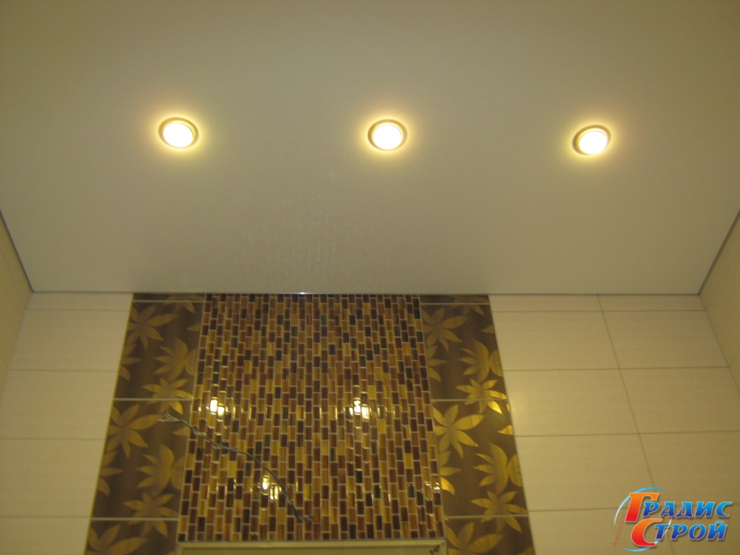Натяжной потолок в Ванную с подсветкой по периметру 6 м²