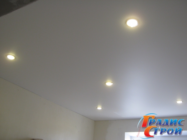 Фото натяжного потолка в Спальне